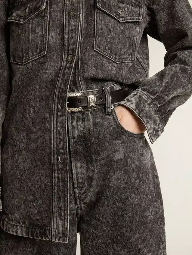 Schwarze Damenjeans mit Blumenmotiv