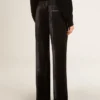 Schwarze Hose mit Samteffekt