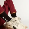 Schwarze Socken mit kontrastierenden weissen Sternen