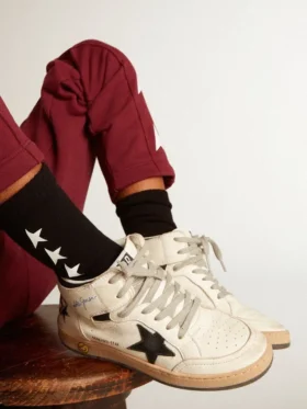 Schwarze Socken mit kontrastierenden weissen Sternen