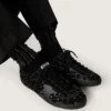 Schwarze Socken mit Used-Look-Details und Strasssteinen
