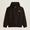 Schwarze Windjacke mit Kapuze