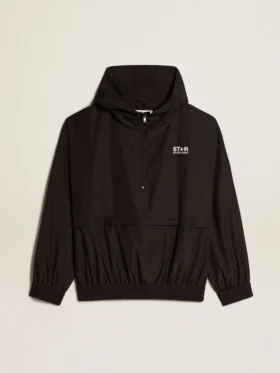 Schwarze Windjacke mit Kapuze