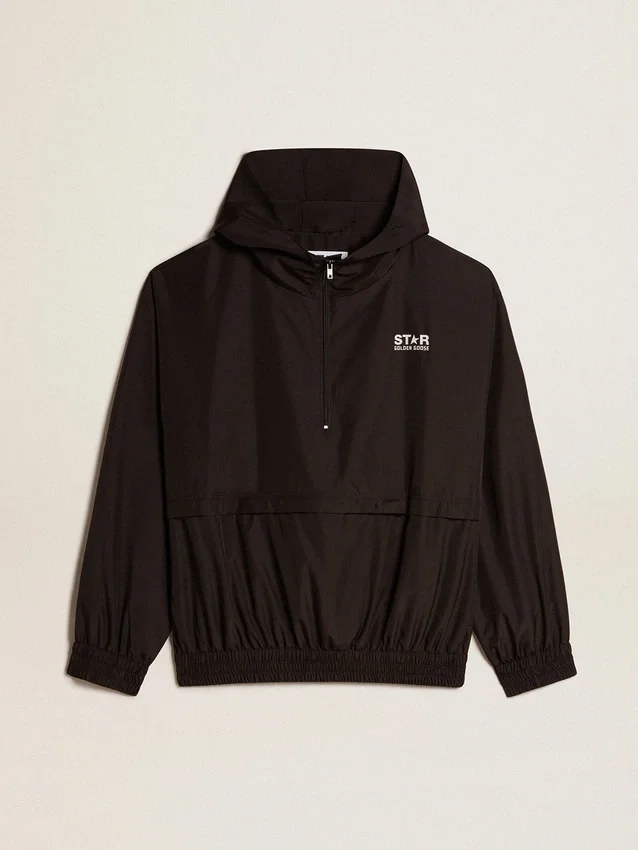 Schwarze Windjacke mit Kapuze