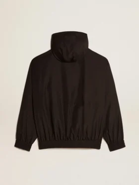Schwarze Windjacke mit Kapuze