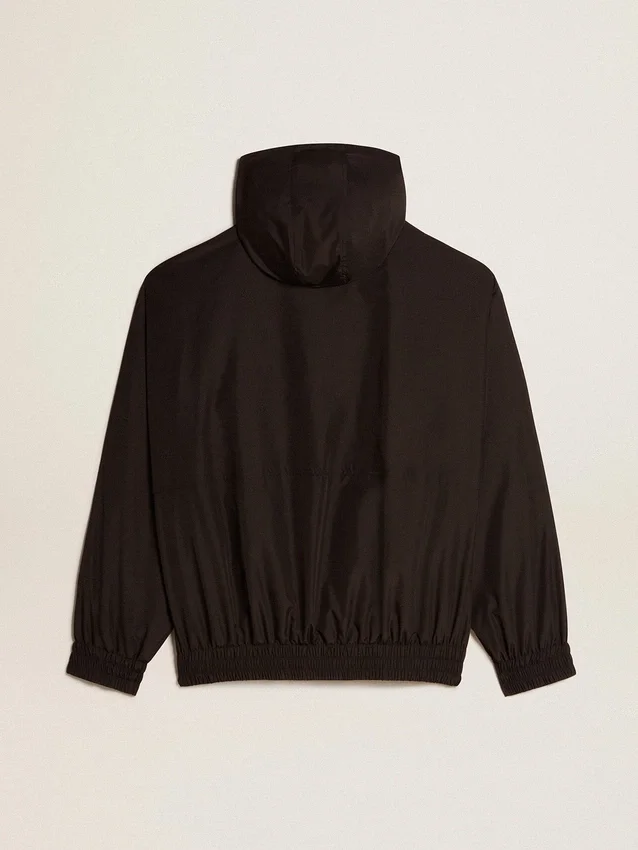 Schwarze Windjacke mit Kapuze