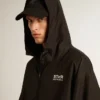 Schwarze Windjacke mit Kapuze