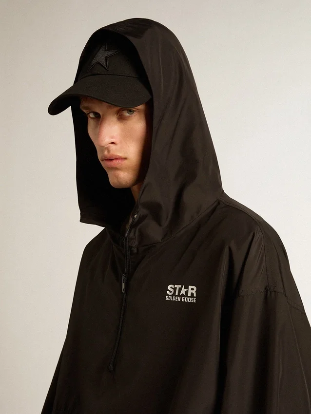 Schwarze Windjacke mit Kapuze