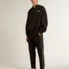Schwarze Windjacke mit Kapuze