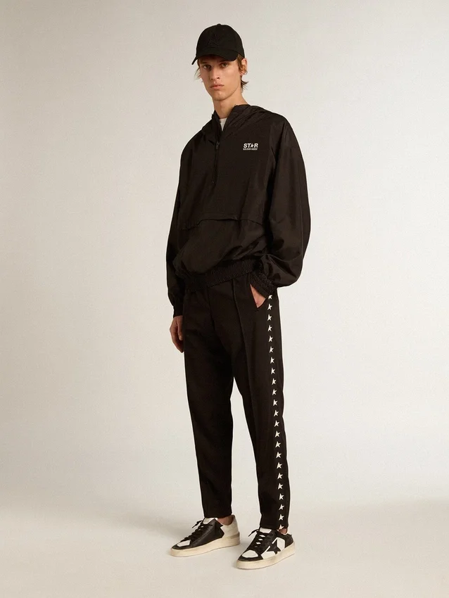 Schwarze Windjacke mit Kapuze