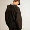 Schwarze Windjacke mit Kapuze