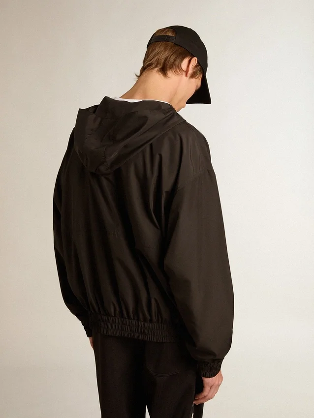 Schwarze Windjacke mit Kapuze