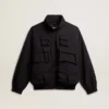 Schwarze Windjacke mit mehreren Taschen