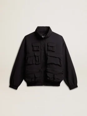 Schwarze Windjacke mit mehreren Taschen