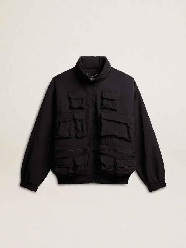 Schwarze Windjacke mit mehreren Taschen