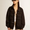 Schwarze Windjacke mit mehreren Taschen