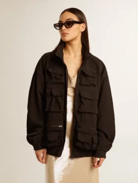 Schwarze Windjacke mit mehreren Taschen