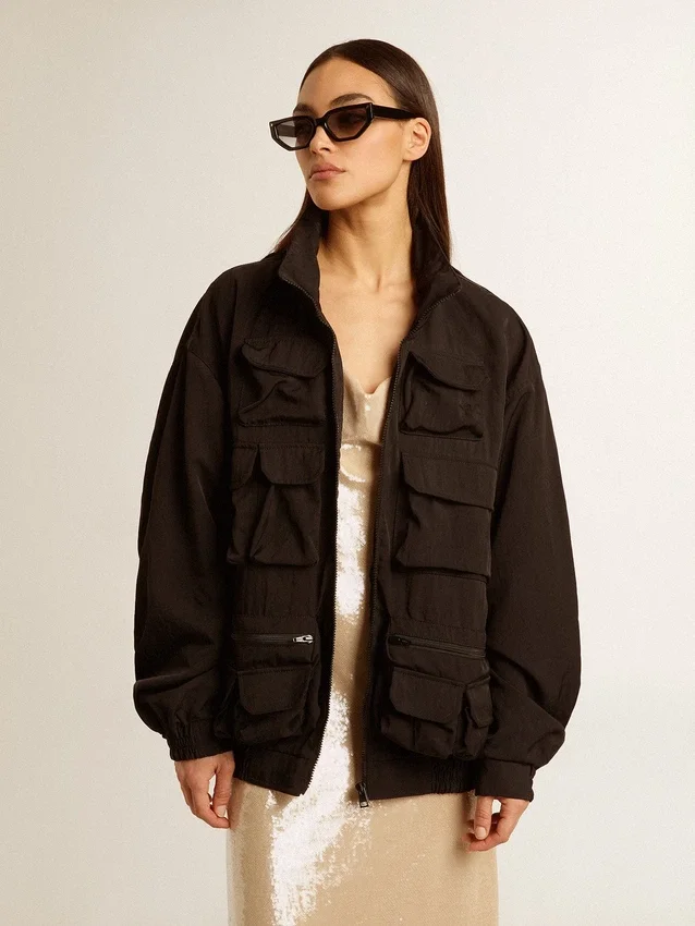Schwarze Windjacke mit mehreren Taschen