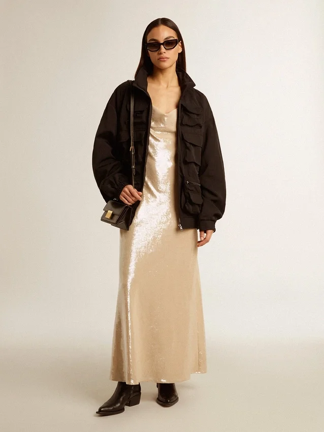Schwarze Windjacke mit mehreren Taschen