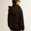 Schwarze Windjacke mit mehreren Taschen