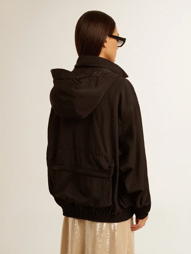 Schwarze Windjacke mit mehreren Taschen