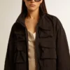 Schwarze Windjacke mit mehreren Taschen