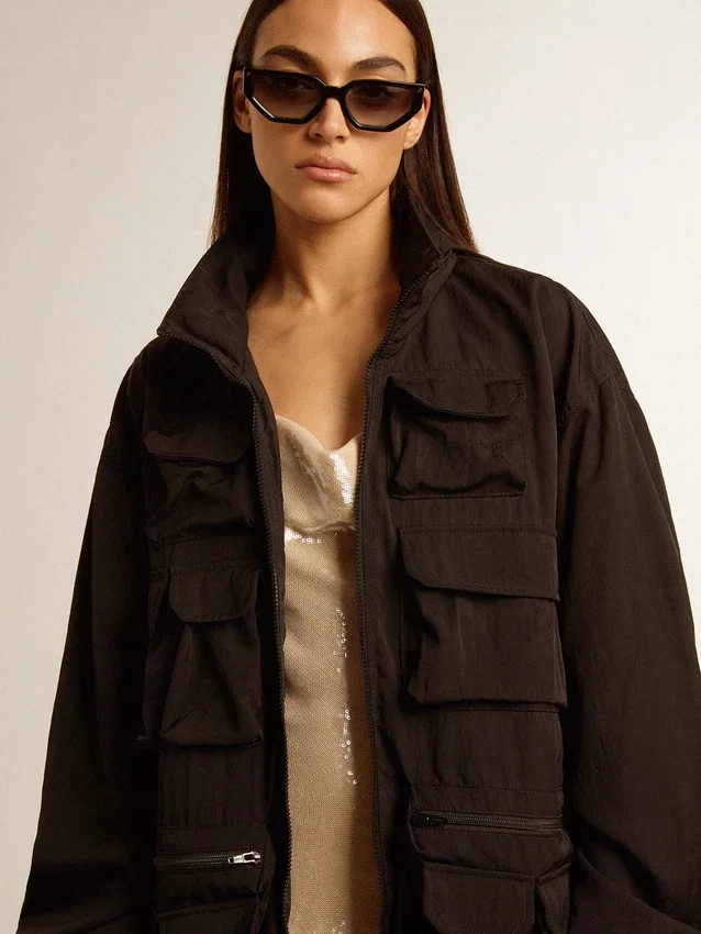 Schwarze Windjacke mit mehreren Taschen