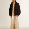 Schwarze Windjacke mit mehreren Taschen