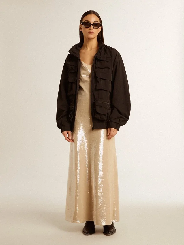 Schwarze Windjacke mit mehreren Taschen
