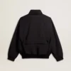 Schwarze Windjacke mit mehreren Taschen