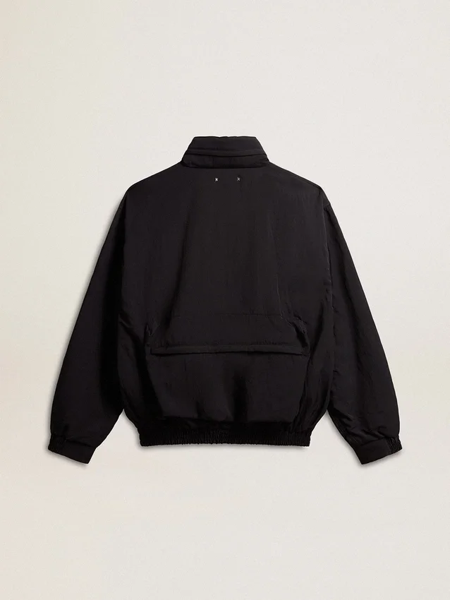 Schwarze Windjacke mit mehreren Taschen