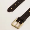 Schwarzer Damengürtel aus gewaschenem Leder mit goldenen Nieten