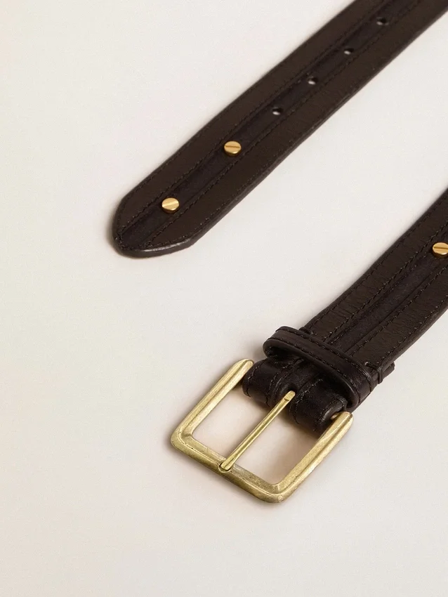 Schwarzer Damengürtel aus gewaschenem Leder mit goldenen Nieten