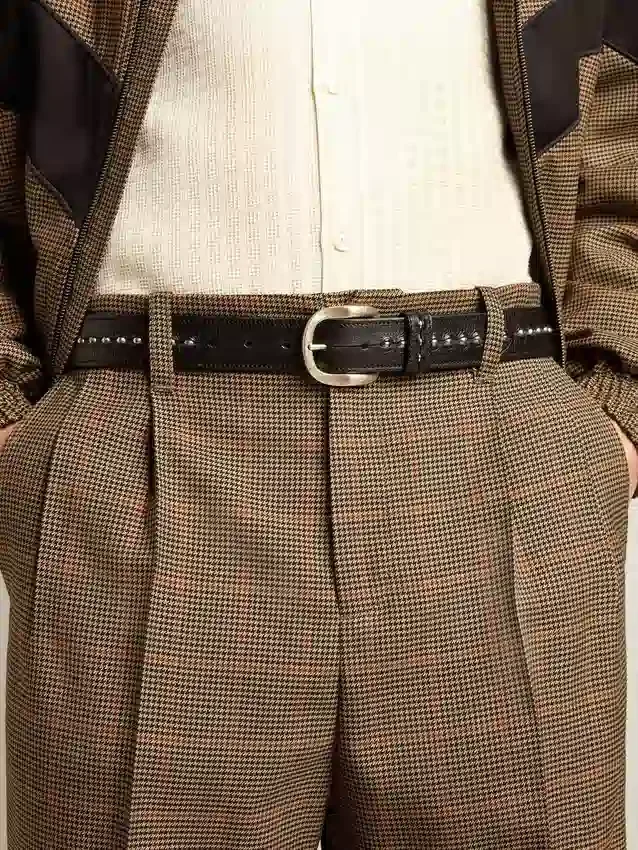 Schwarzer Ledergürtel mit Nieten