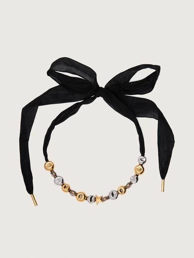 Schwarzes Choker-Band mit Nieten