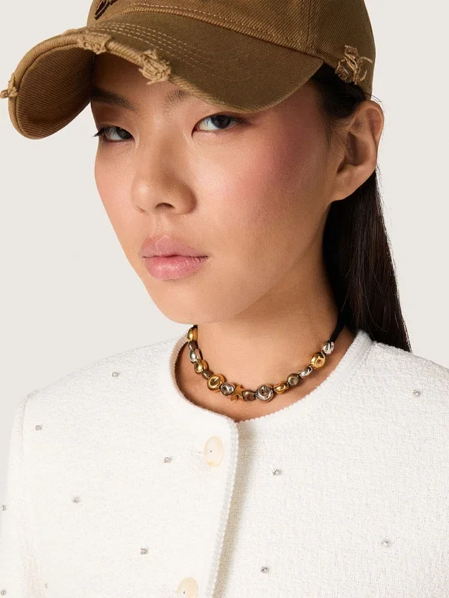 Schwarzes Choker-Band mit Nieten