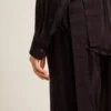 Schwarzes Damenhemd mit vertikalen Streifen und seitlichem Knotenverschluss
