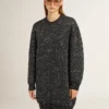 Schwarzes Damenkleid mit Rundhalsausschnitt und durchgehenden silbernen Pailletten