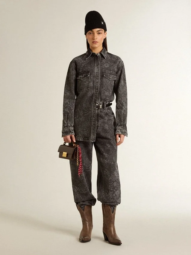 Schwarzes Denim-Hemd für Damen mit Ton-in-Ton-Blumenmuster