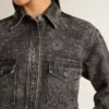 Schwarzes Denim-Hemd für Damen mit Ton-in-Ton-Blumenmuster