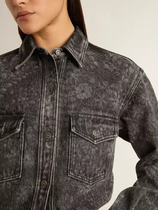 Schwarzes Denim-Hemd für Damen mit Ton-in-Ton-Blumenmuster