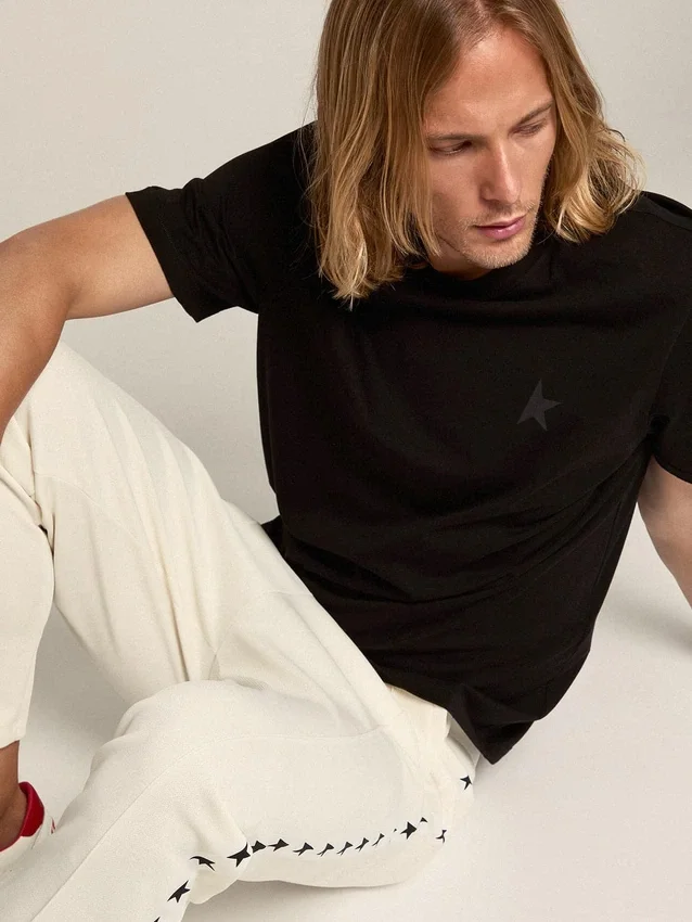 Schwarzes Hemd aus der Star Collection mit Ton-in-Ton-Stern auf der Vorderseite