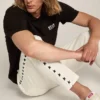Schwarzes Herren-Hemd mit kontrastierendem weissem Logo und Stern
