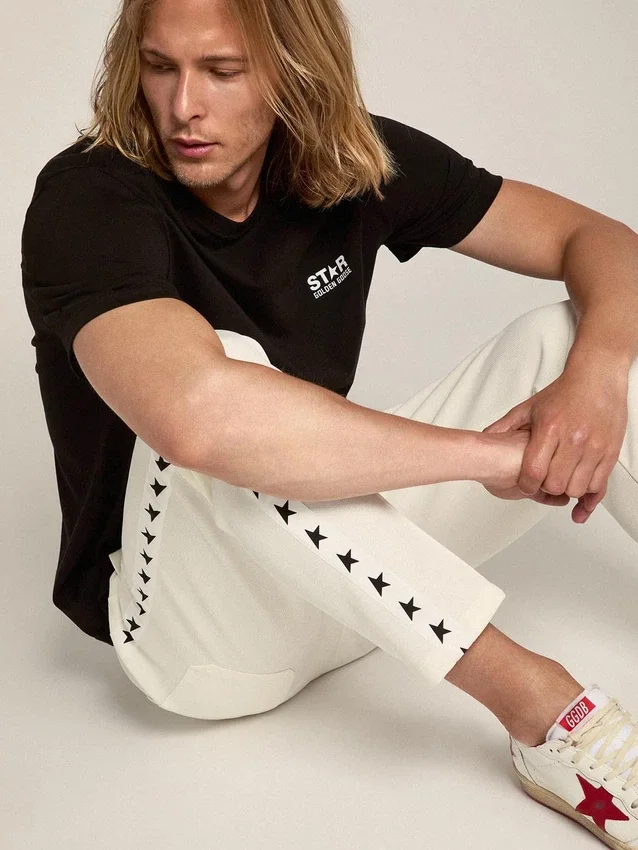 Schwarzes Herren-Hemd mit kontrastierendem weissem Logo und Stern