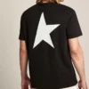 Schwarzes Herren-Hemd mit kontrastierendem weissem Logo und Stern
