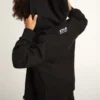 Schwarzes Kapuusshirt mit kontrastierendem weissem Stern und Logo