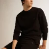 Schwarzes Sweatshirt aus der Archibald Star Collection mit Ton-in-Ton-Stern auf der Vorderseite