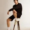 Schwarzes Sweatshirt aus der Archibald Star Collection mit Ton-in-Ton-Stern auf der Vorderseite