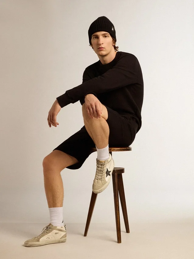 Schwarzes Sweatshirt aus der Archibald Star Collection mit Ton-in-Ton-Stern auf der Vorderseite