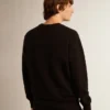 Schwarzes Sweatshirt aus der Archibald Star Collection mit Ton-in-Ton-Stern auf der Vorderseite